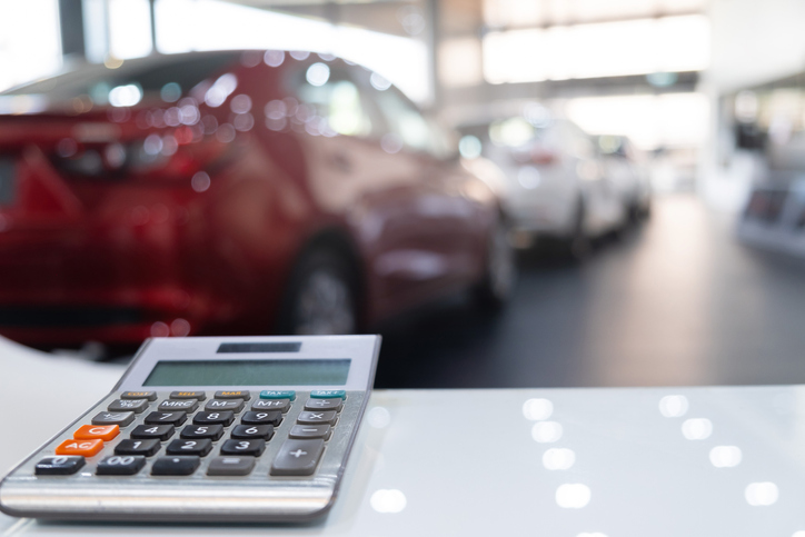 車の価格を計算しているイメージ