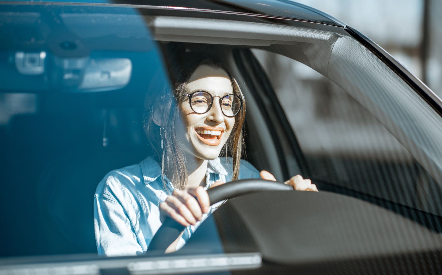 運転する女性