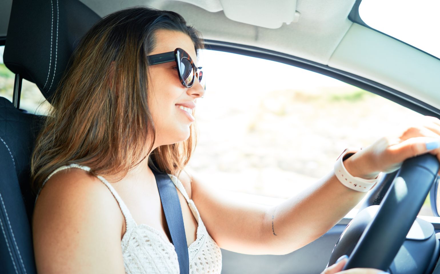 運転する女性