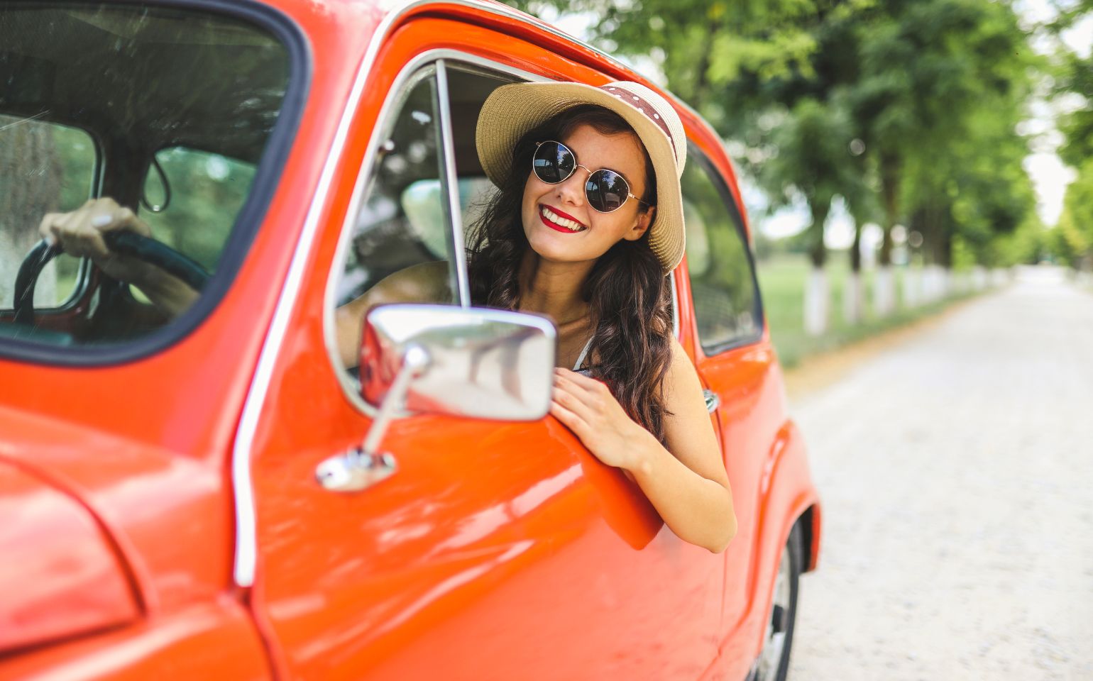 車に乗る女性
