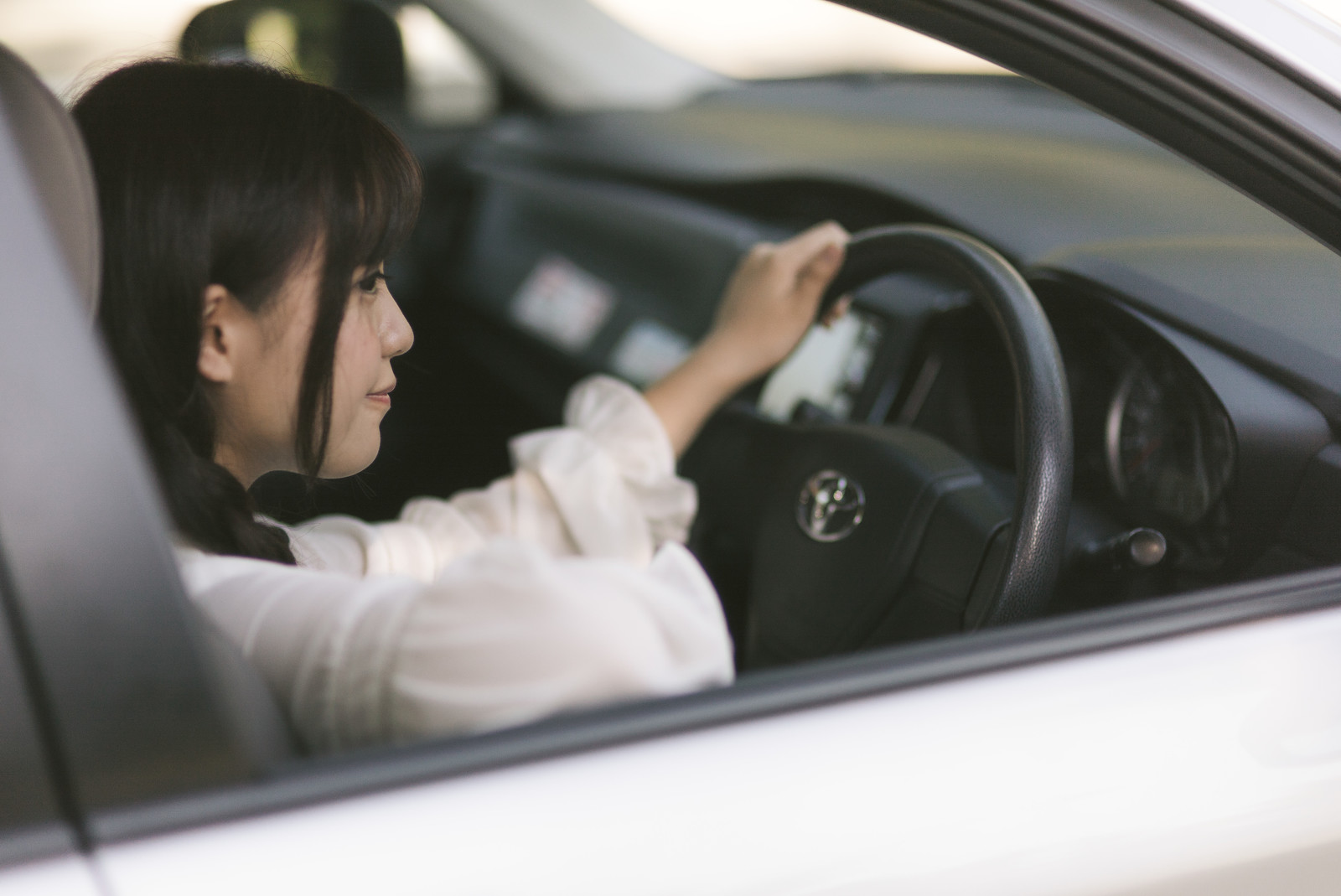 安全運転を心がける女性。モデル：河村友歌