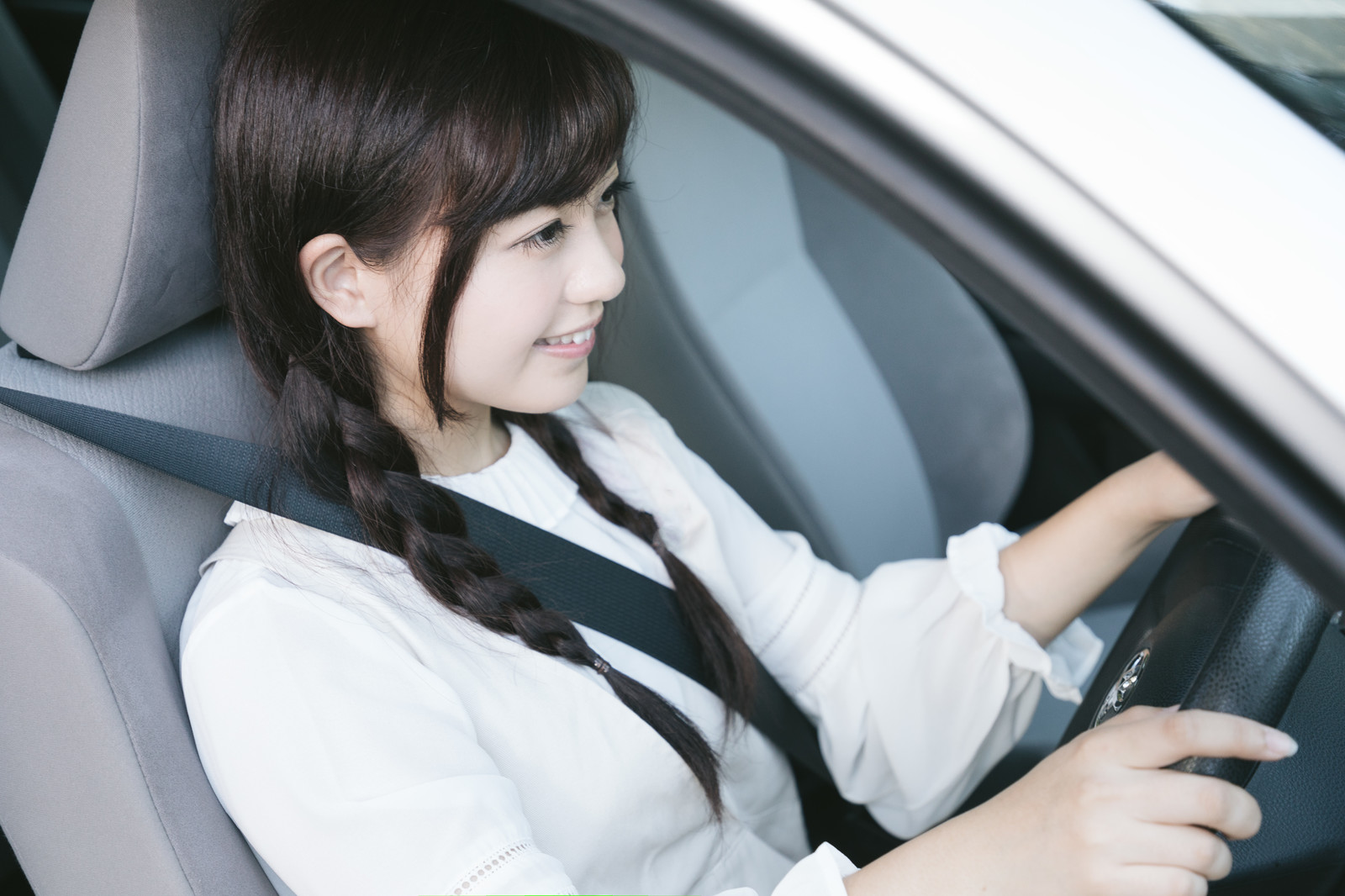 運転を楽しむ女性。モデル：河村友歌