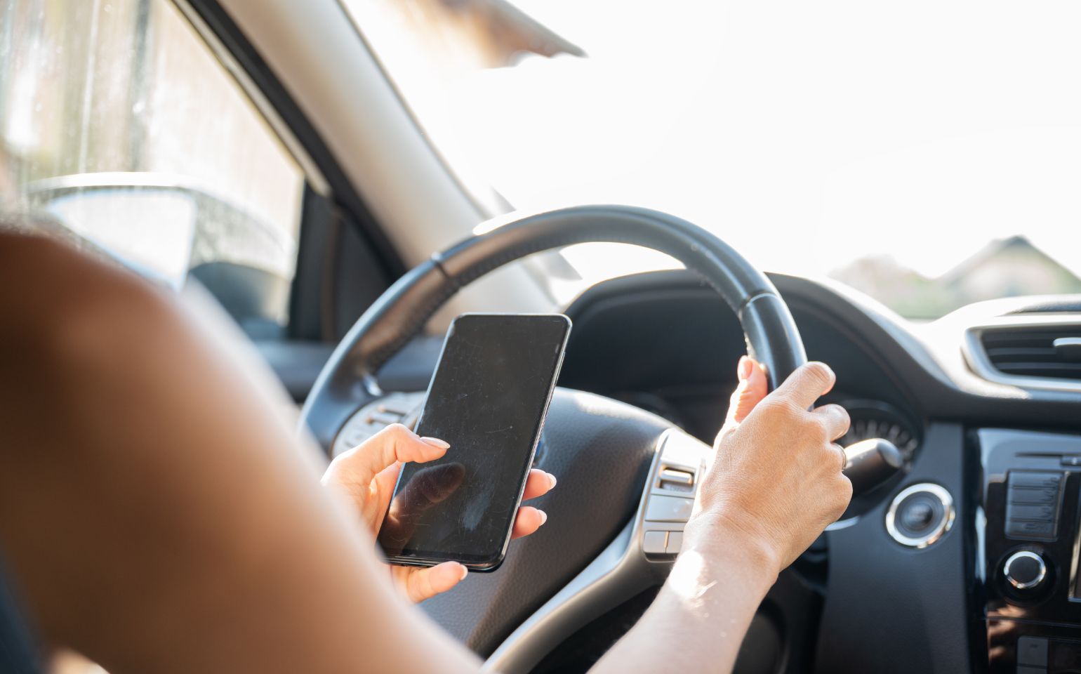 スマホ見ながら運転