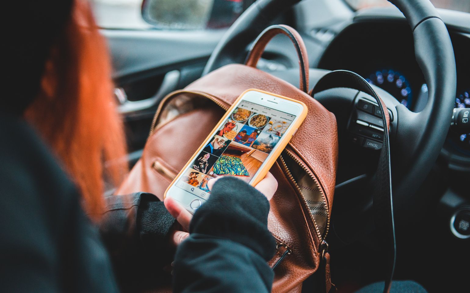 スマホ見ながら運転