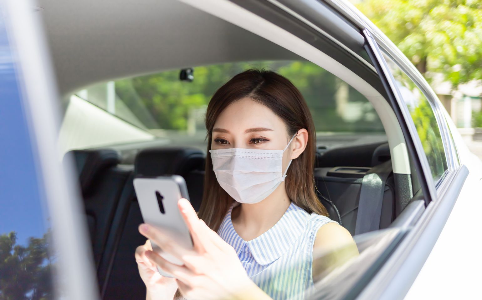 スマホ見ながら運転