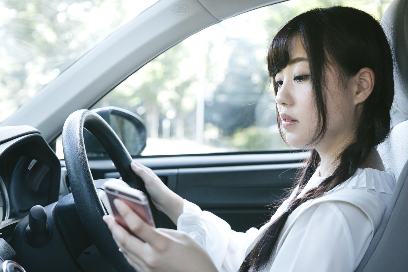 スマホ運転イメージ：モデル河村友歌