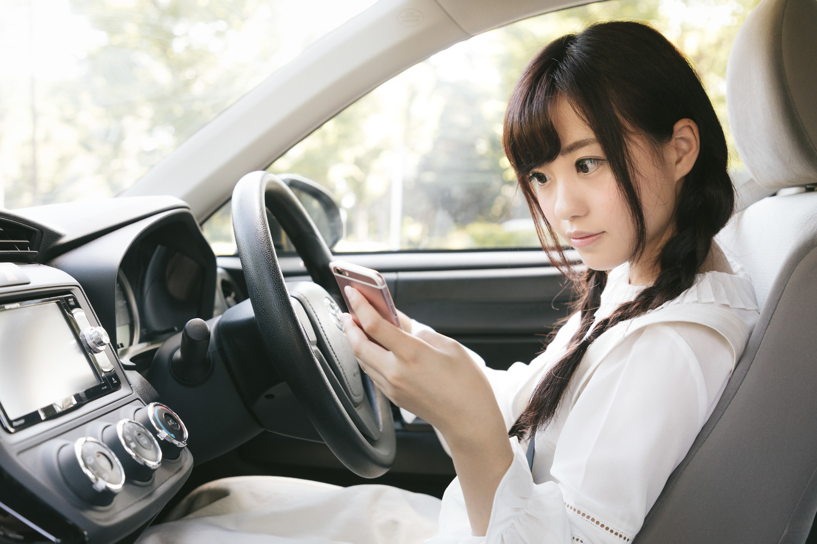 スマホ運転イメージ：モデル河村友歌