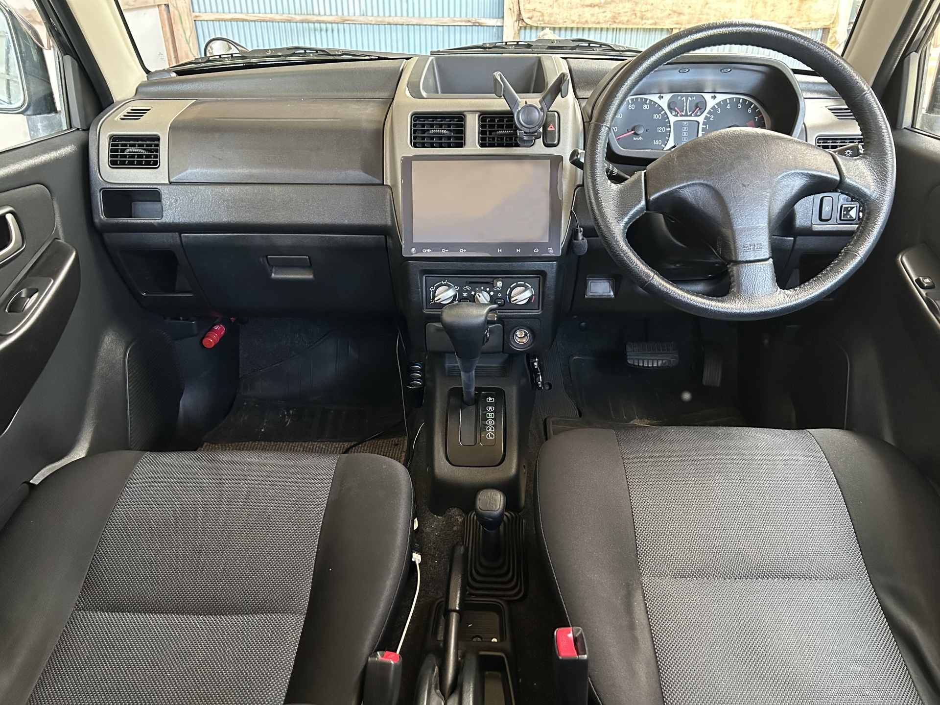車のハンドル、運転席イメージ