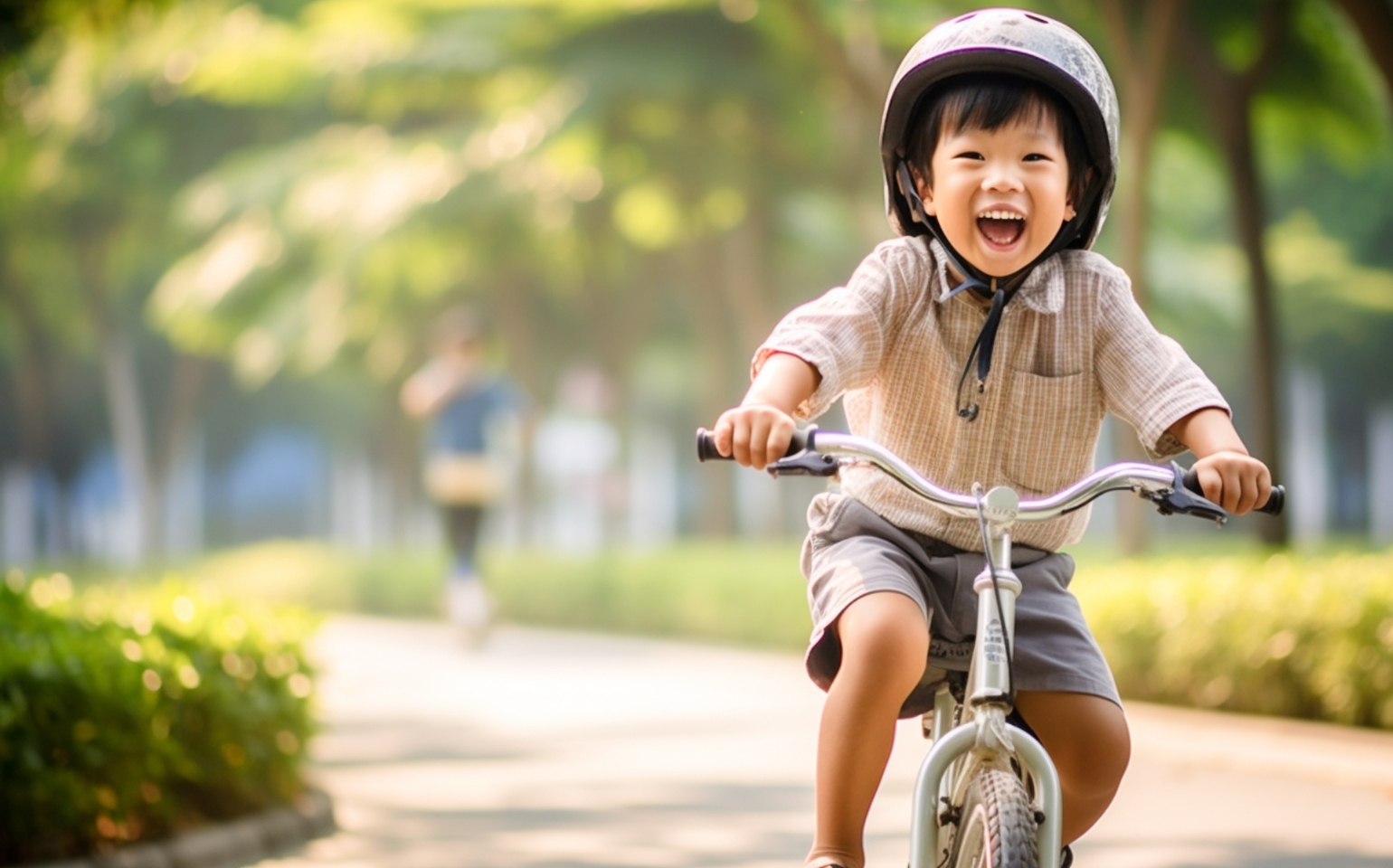 良い笑顔でバイクに乗る男の子
