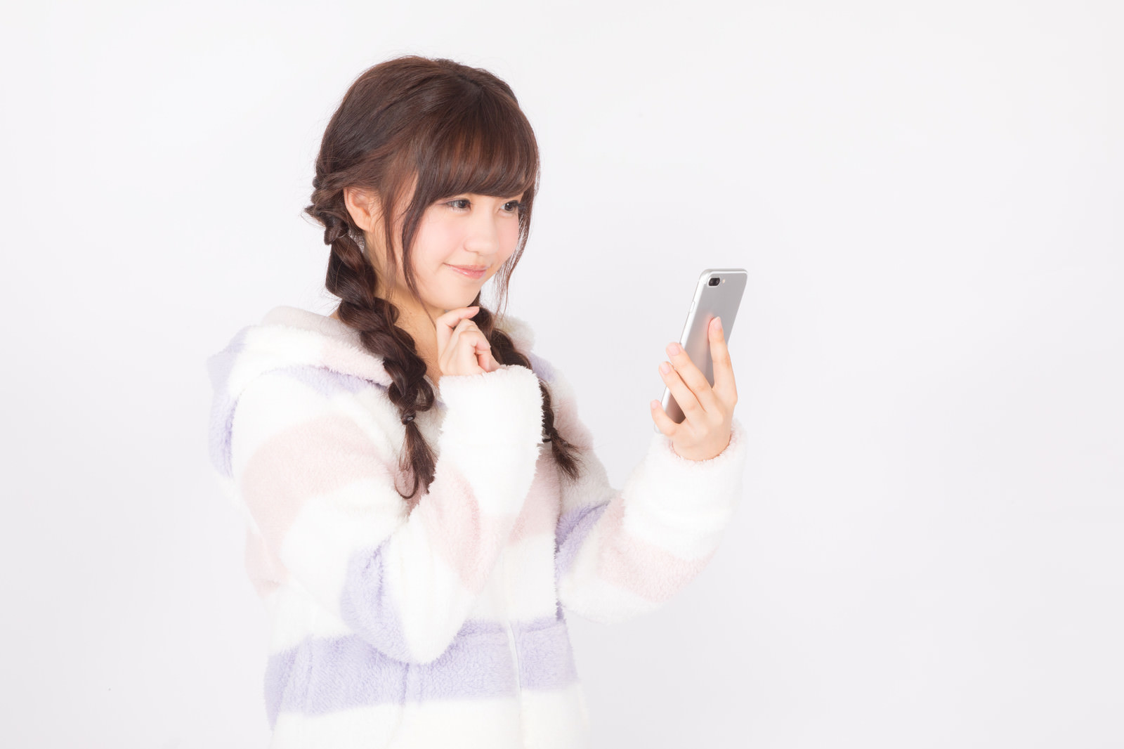 スマホで車を選ぶ女性。モデル：河村友歌