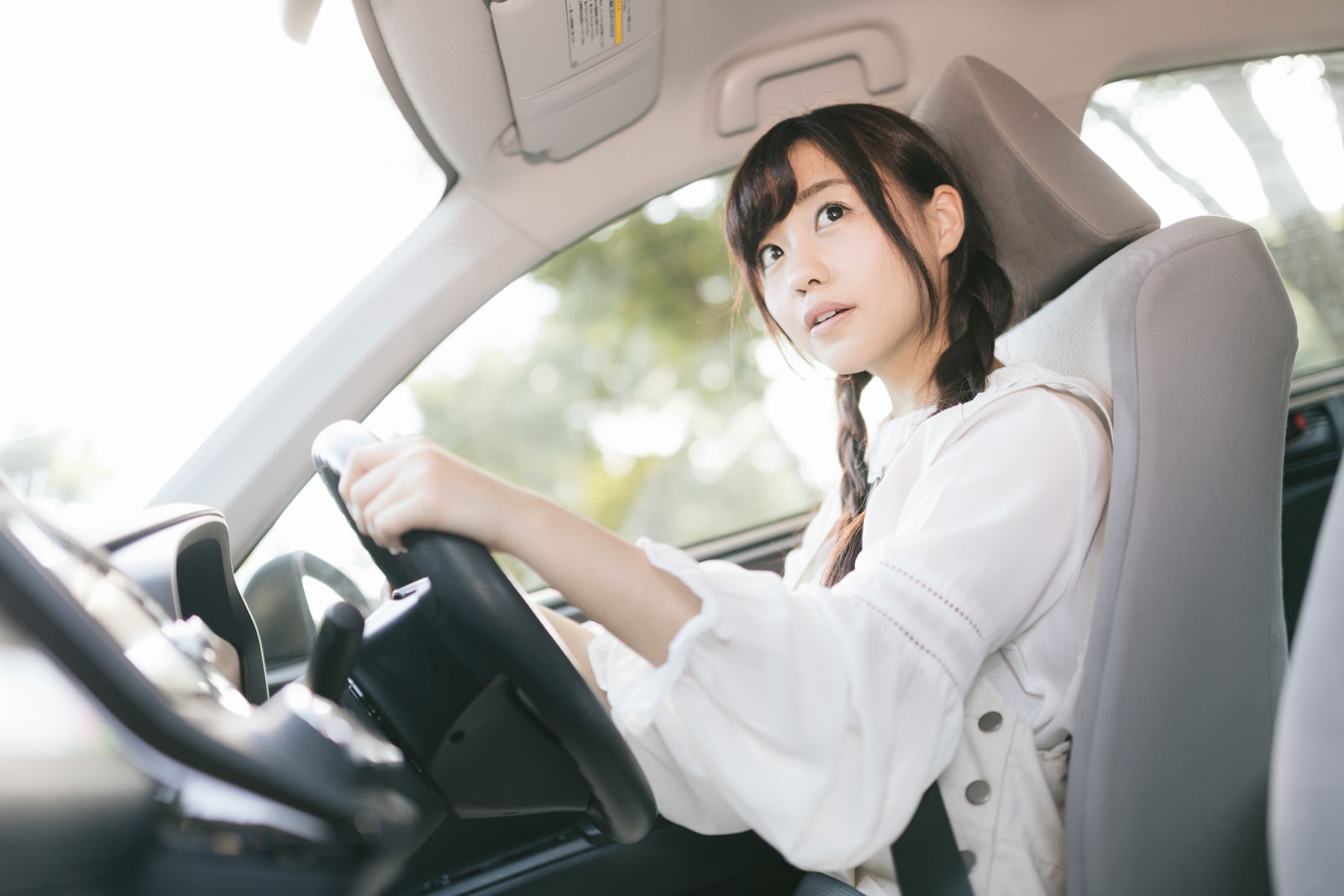 中古車を買った女性。モデル：河村友歌