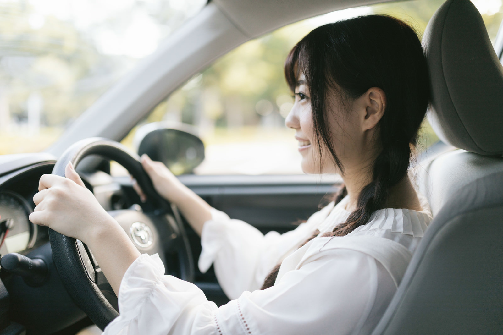 中古車運転女子。モデル：河村友歌