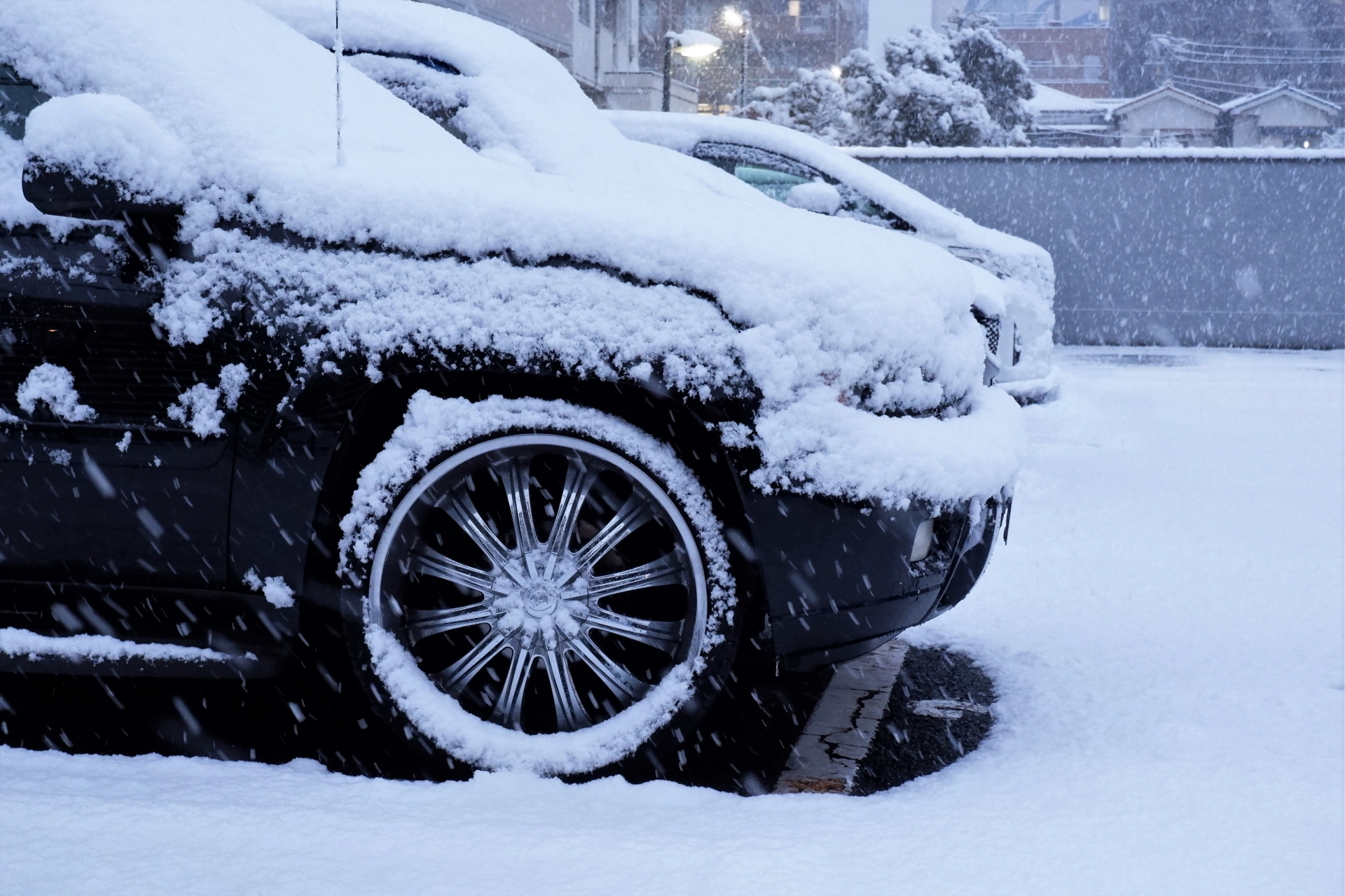 雪降りすぎやろワイパーも立てるわ