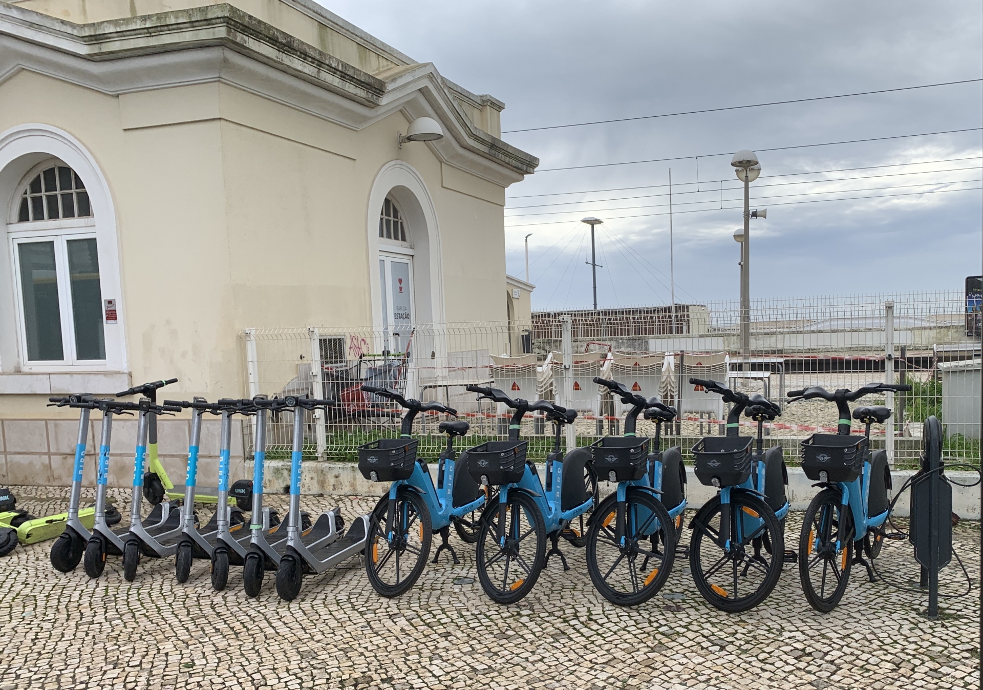 海外のMaaS 電動キックボードと自転車