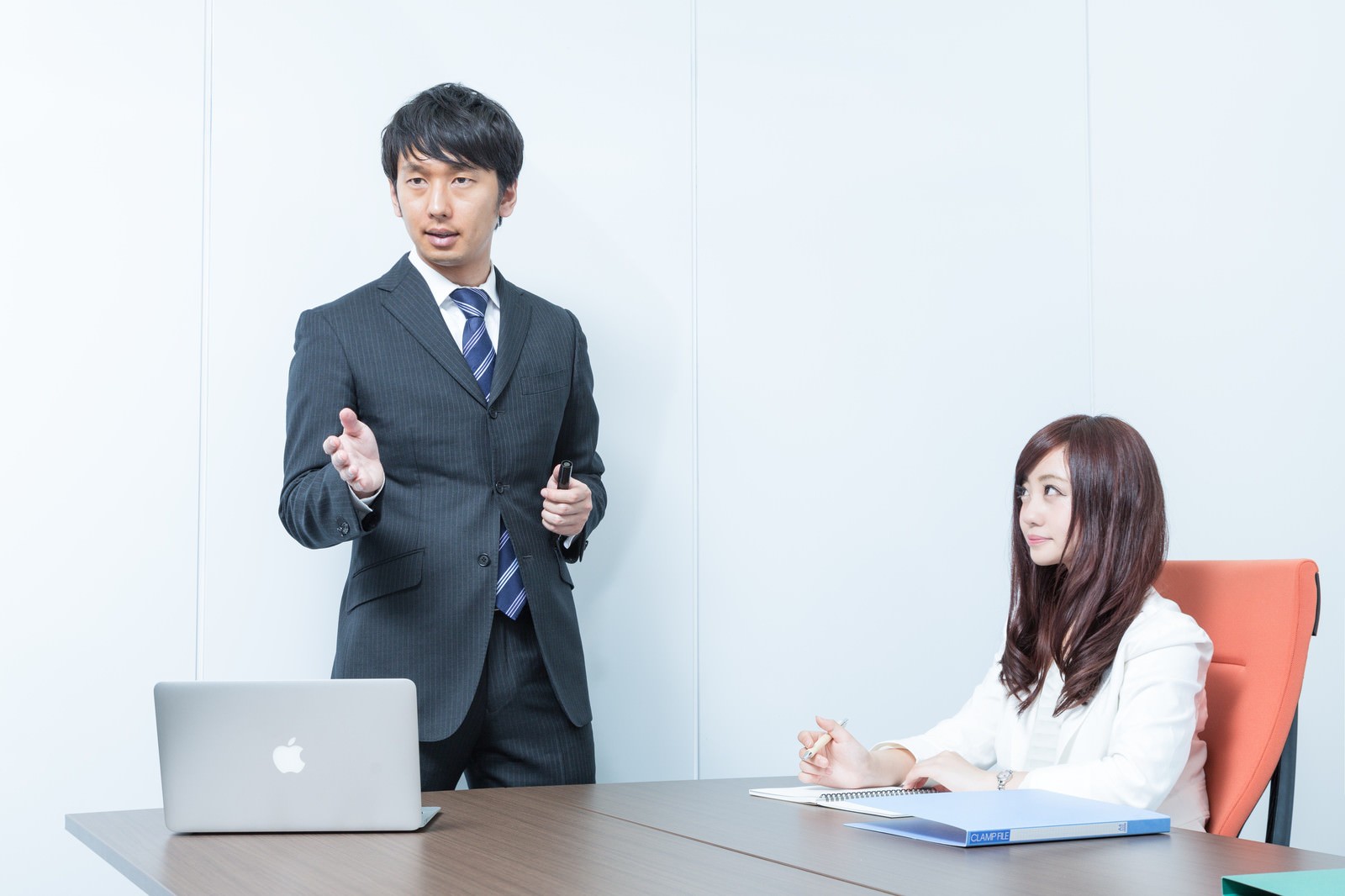 個人事業主。モデル：河村友歌
