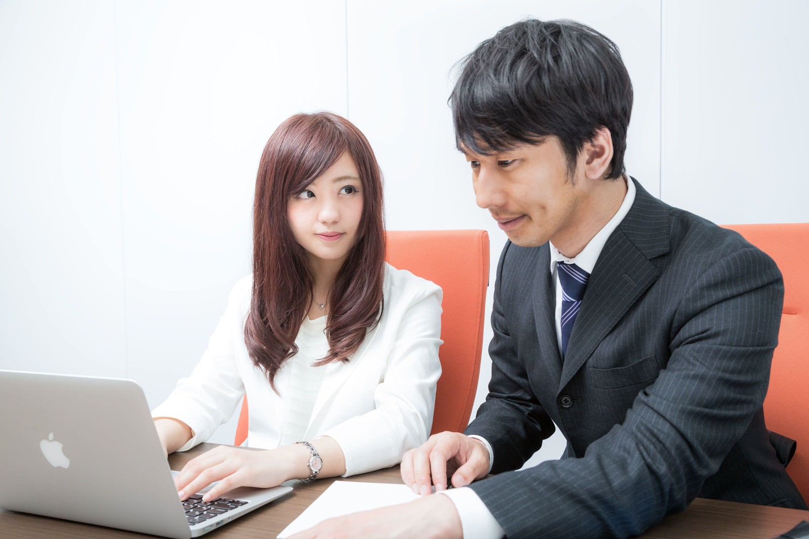 個人事業主。モデル：河村友歌