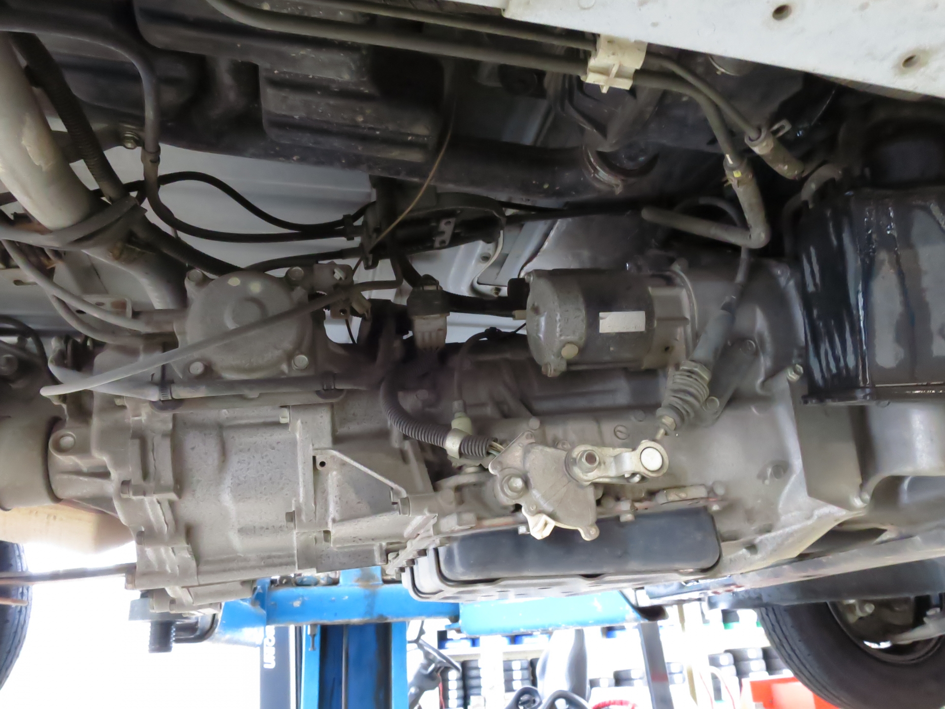 自動車の下部にあるエンジンなどの機械類