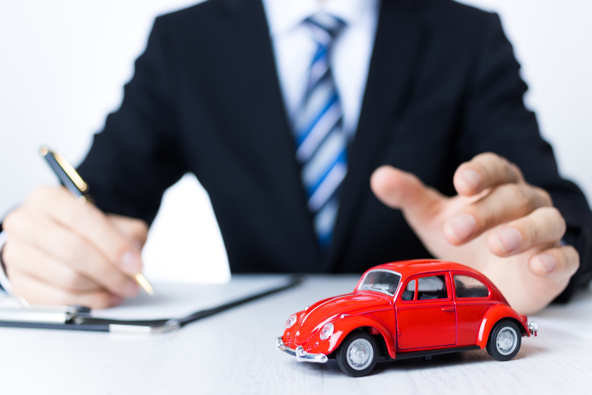 自動車販売の男性