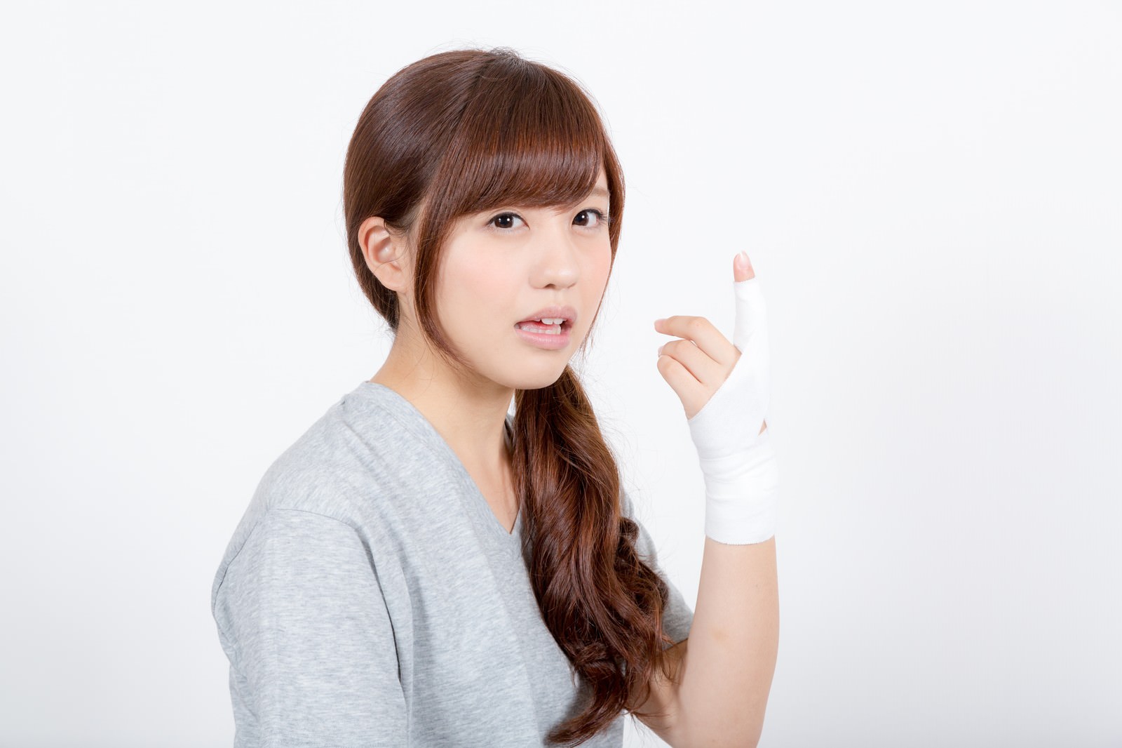 手首骨折女子。モデル：河村友歌