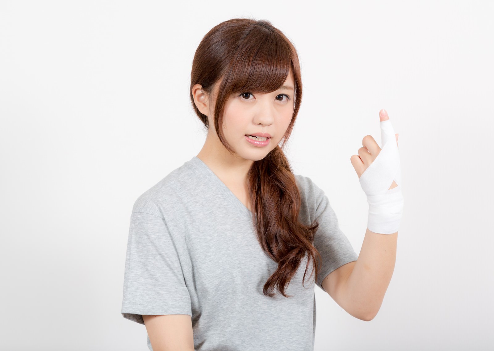 手首骨折女子。モデル：河村友歌