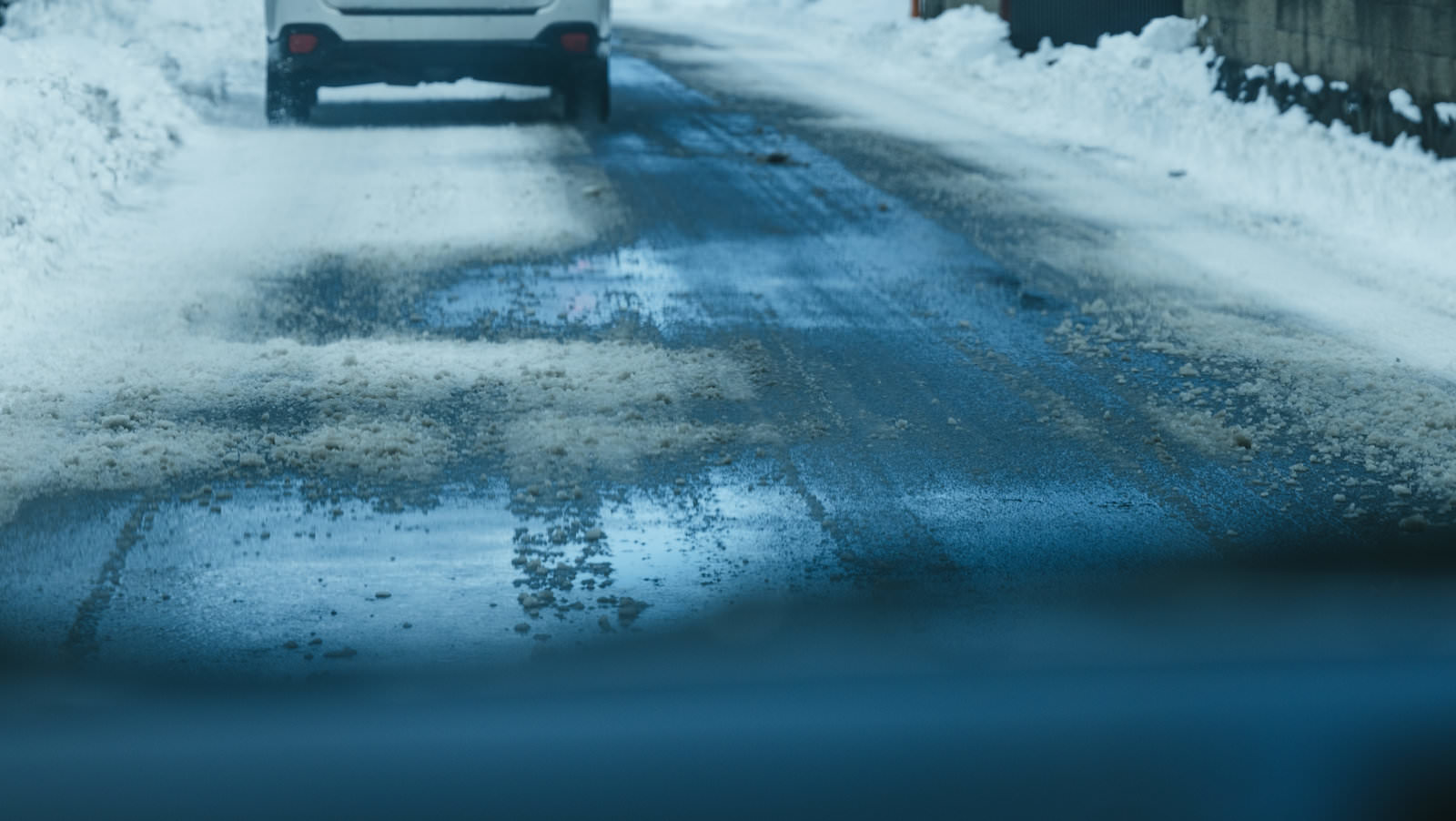 雪が降った後のアスファルト