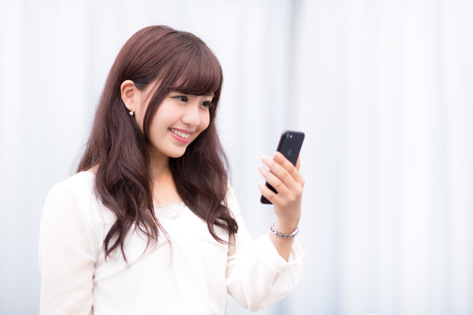 アッシーくんを呼ぶ女性。モデル：河村友歌