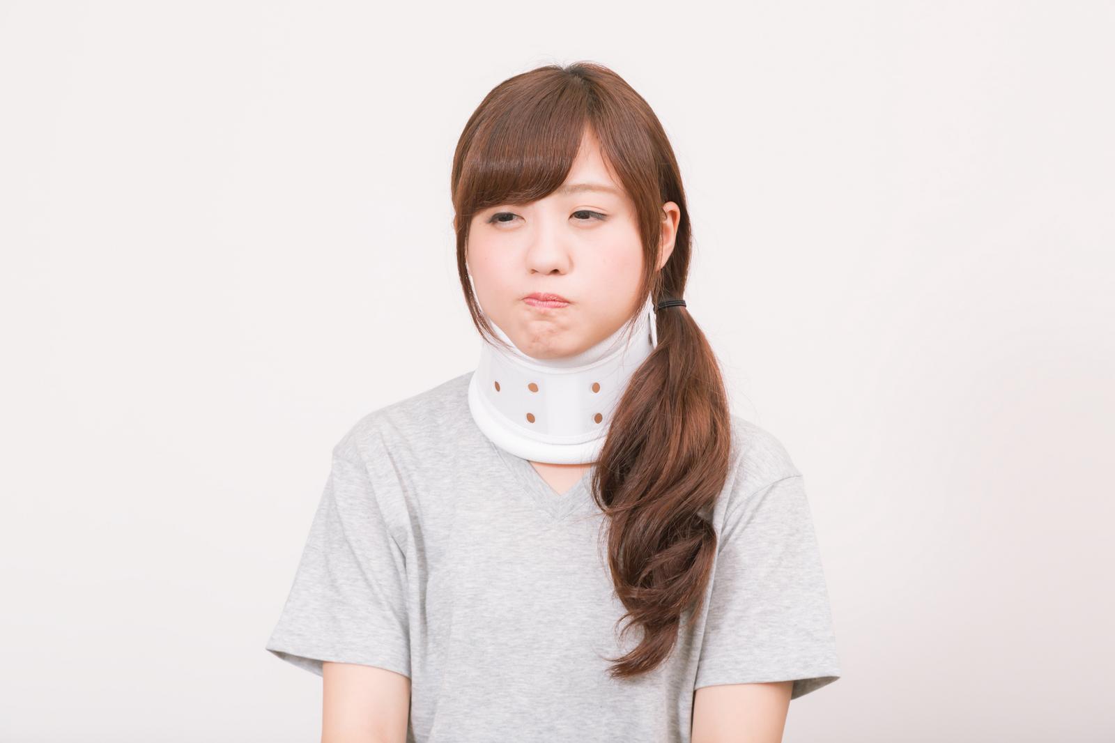 首痛め女子。モデル：河村友歌