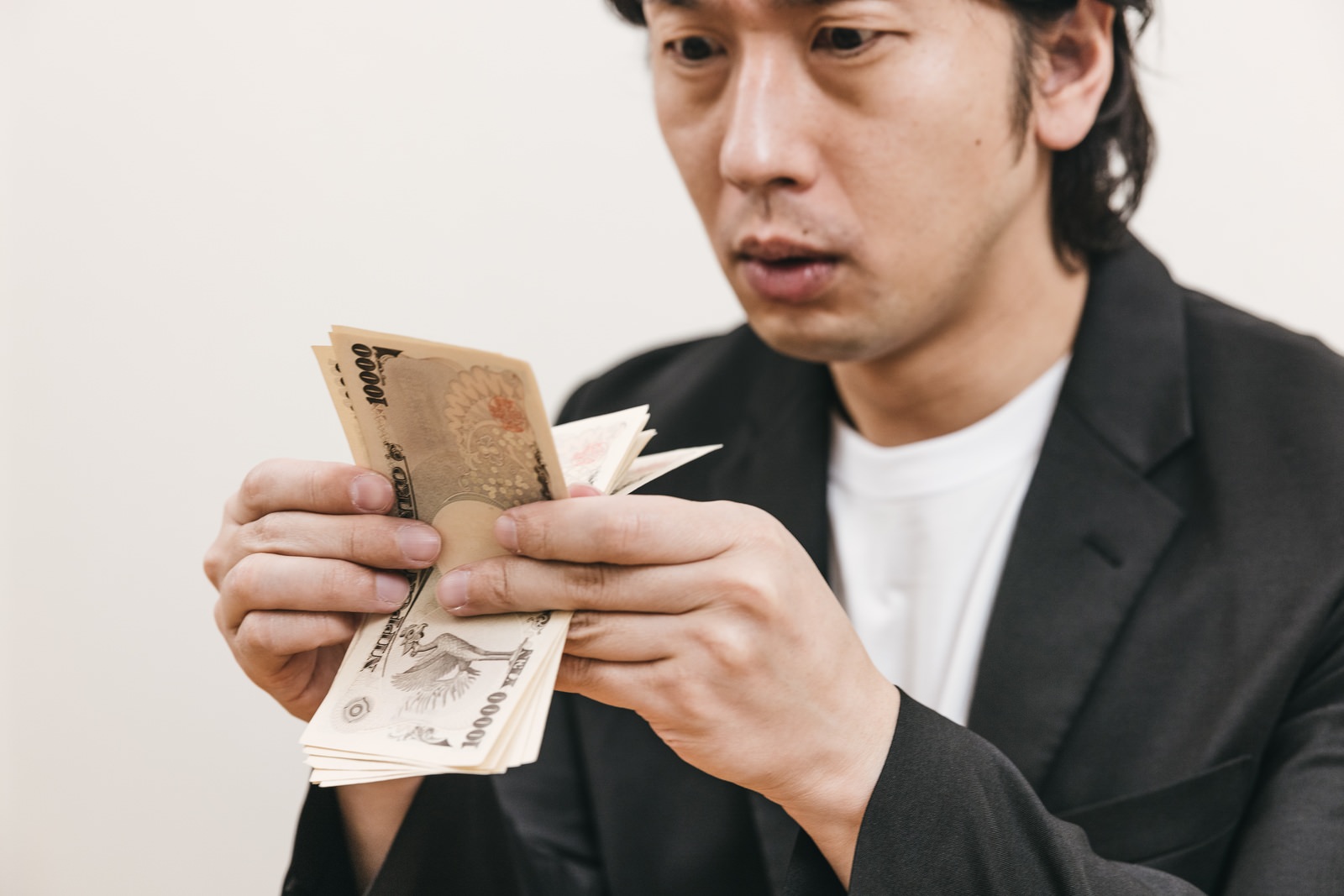 悪徳ディーラーイメージ。モデル：大川竜弥