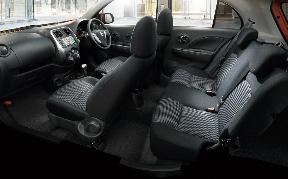日産マーチ内装色_ナチュラルグレー