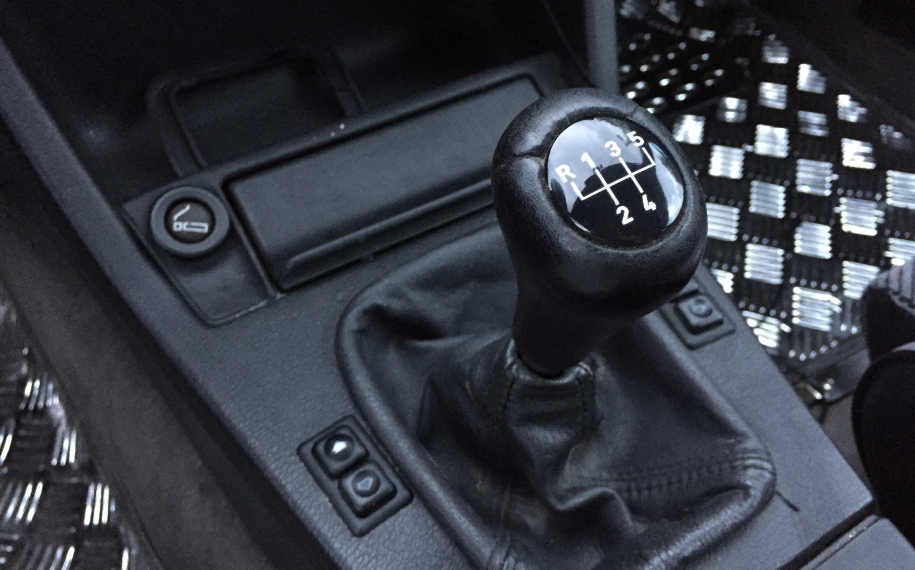 マニュアル車のシフトレバーの写真
