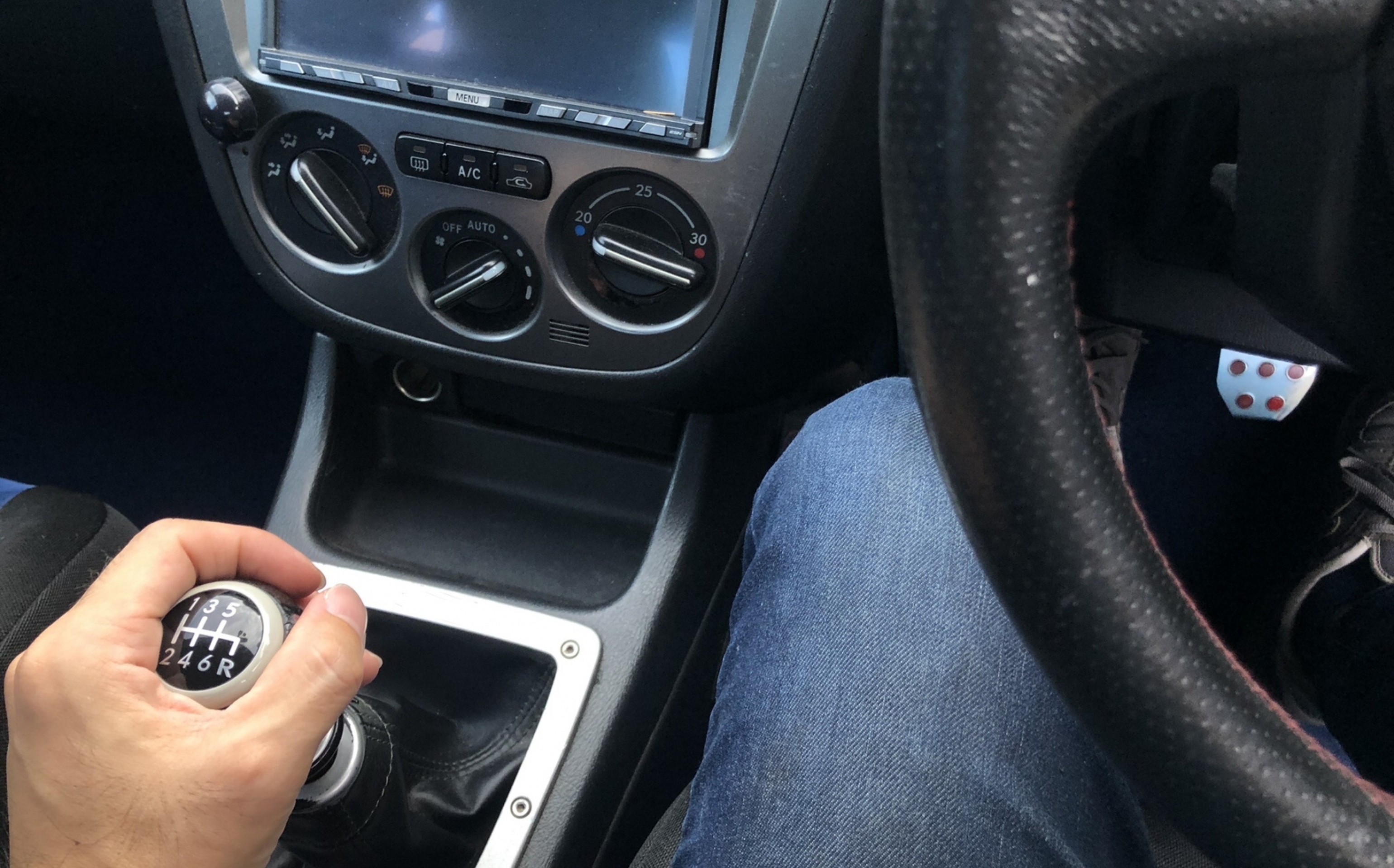 マニュアル車で運転する様子の写真