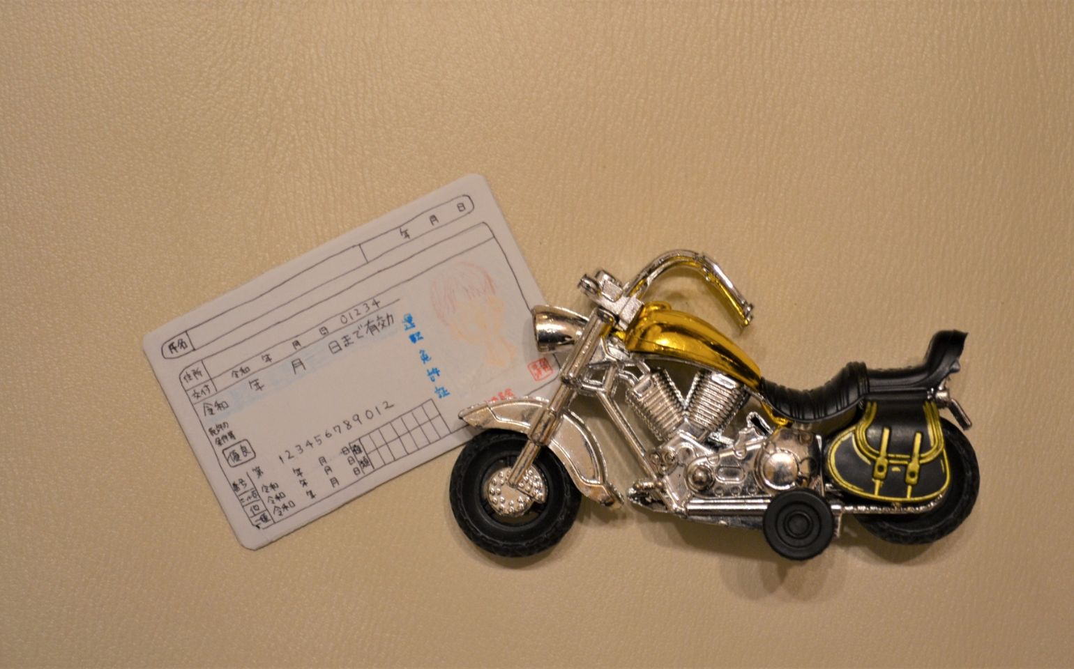 免許証とバイクのイメージ