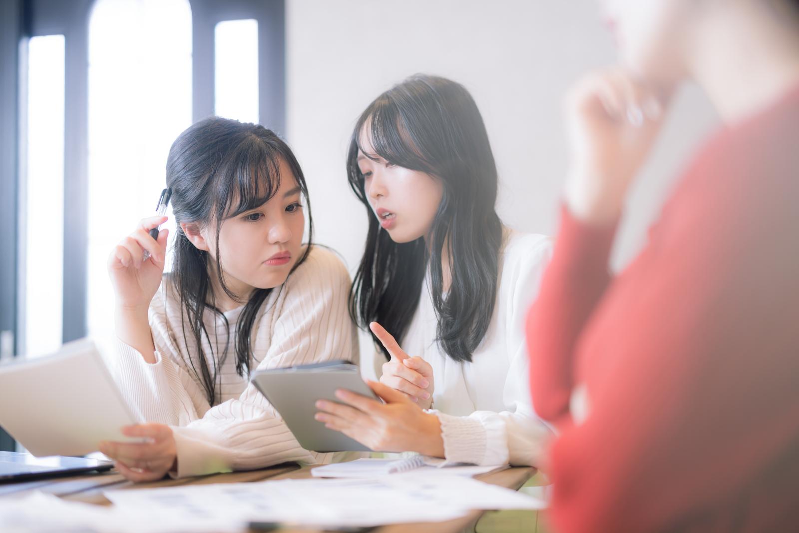 任意保険加入女子。モデル：河村友歌